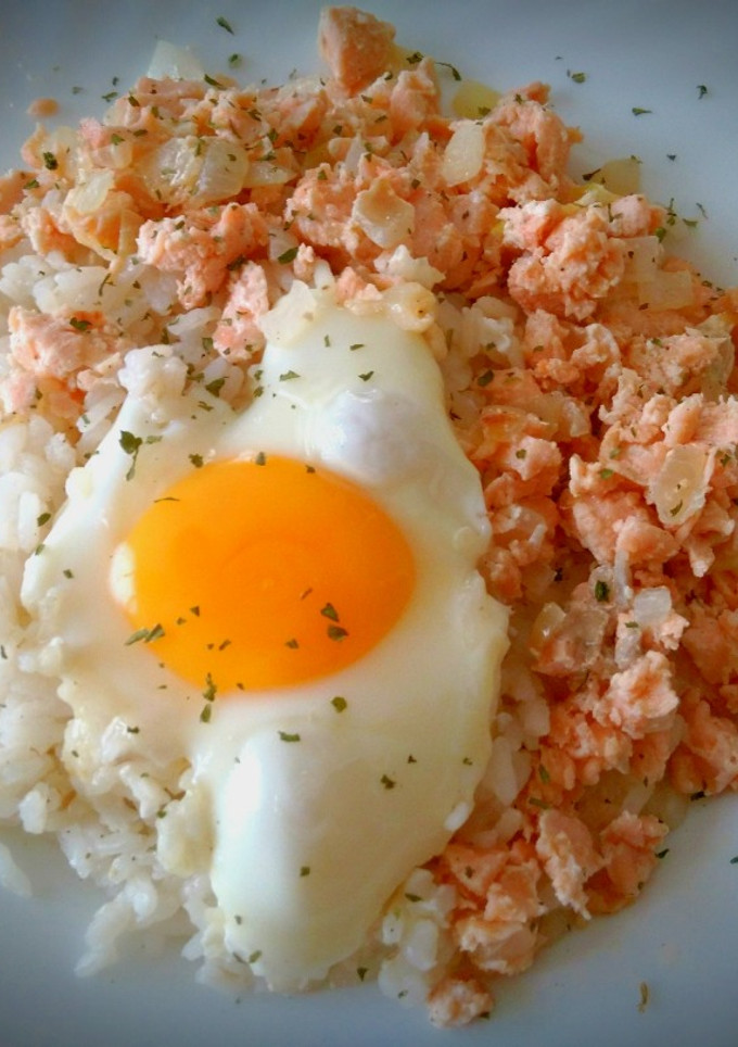 Una foto de Arroz con salmón y huevo
