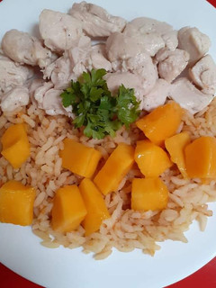Una foto de Pollo con arroz y mango
