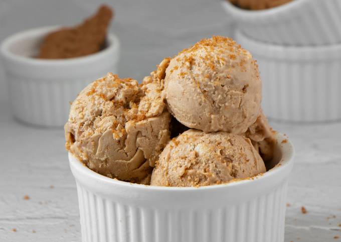 No-Churn Dulce de Leche Biscoff Ice Cream Recipe