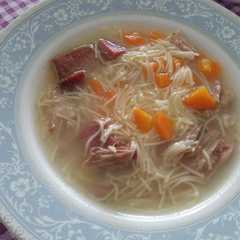 Foto principal de Sopa de pollo con jamón y zanahorias