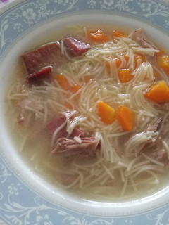 Una foto de Sopa de pollo con jamón y zanahorias