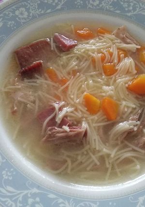 Una foto de Sopa de pollo con jamón y zanahorias