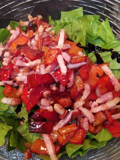 Una foto de Ensalada de espinacas con bacon