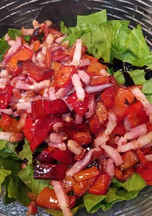 Una foto de Ensalada de espinacas con bacon