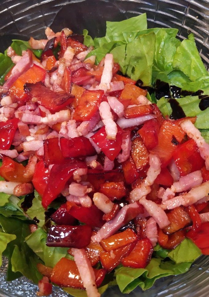 Una foto de Ensalada de espinacas con bacon