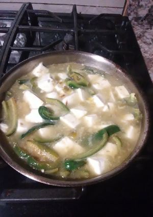 Una foto de Queso en salsa con rajas