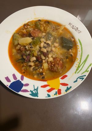 Una foto de Alubias del Jerte con chorizo y jamón