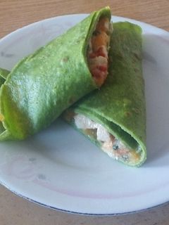 Una foto de Panqueques de espinaca rellenos con puré de zanahoria y pollo