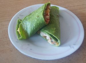 Una foto de Panqueques de espinaca rellenos con puré de zanahoria y pollo