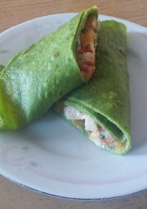 Una foto de Panqueques de espinaca rellenos con puré de zanahoria y pollo
