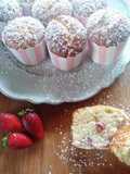 Muffin con yogurt e fragole fresche..