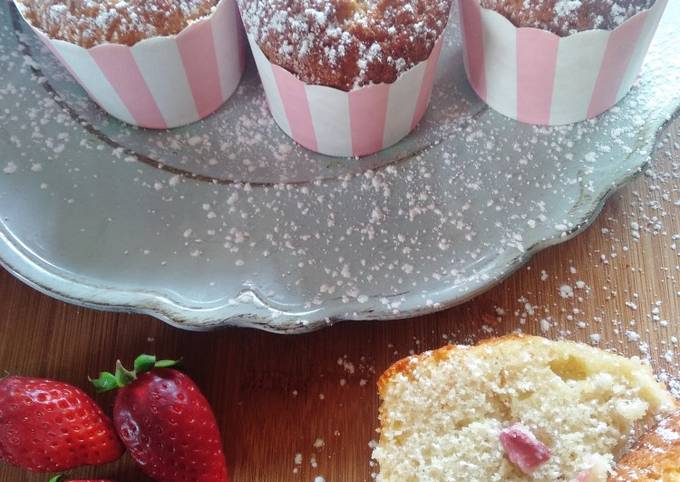 Muffin con yogurt e fragole fresche..