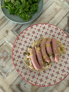 Una foto de Salchichas de pollo con arroz basmati y verduras