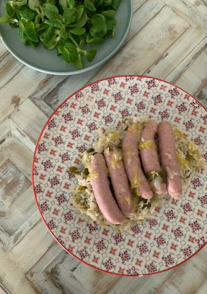 Una foto de Salchichas de pollo con arroz basmati y verduras