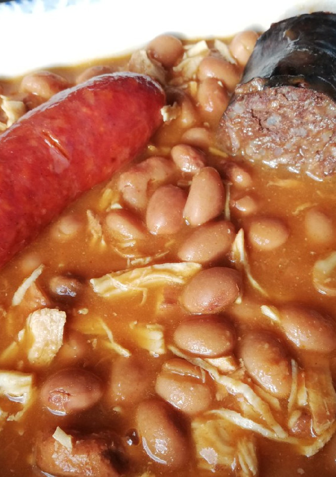 Una foto de Alubias pochas con pollo