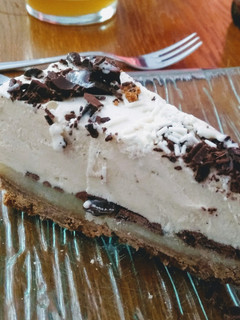 Una foto de Postre de helado de vainilla con galletas, puré de manzana y chocolate