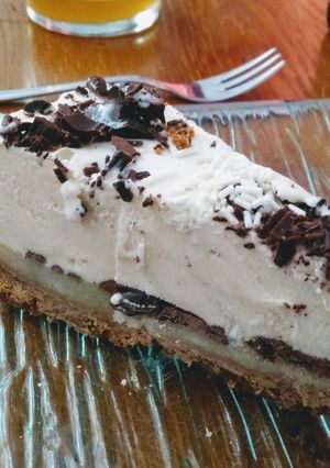 Una foto de Postre de helado de vainilla con galletas, puré de manzana y chocolate