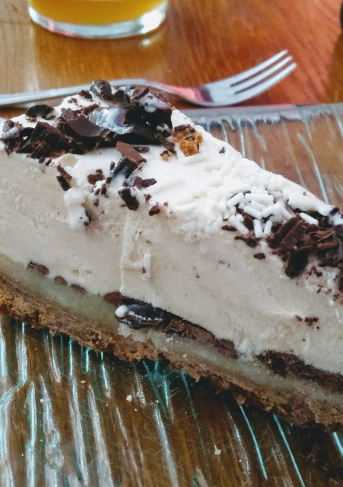 Una foto de Postre de helado de vainilla con galletas, puré de manzana y chocolate