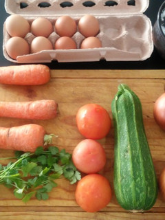 Una foto de Huevos fritos con verduras