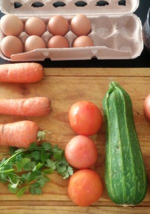 Una foto de Huevos fritos con verduras