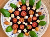 Ensalada con base de arroz Venere, cherry, albahaca, queso Feta, almendras 🥗 ¡de último momento!