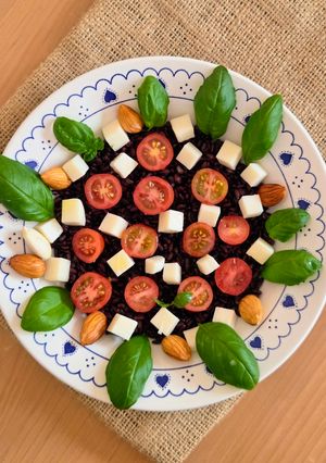 Una foto de Ensalada con base de arroz Venere, cherry, albahaca, queso Feta, almendras 🥗 ¡de último momento!