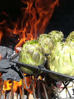 Una foto de Alcachofas a la brasa con trocitos de chorizo
