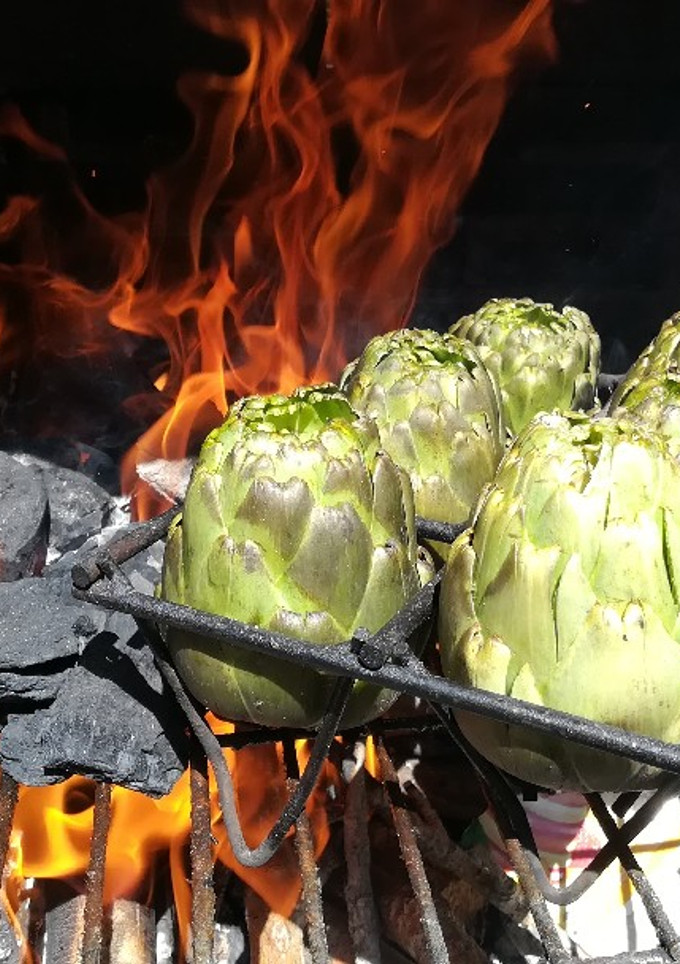 Una foto de Alcachofas a la brasa con trocitos de chorizo
