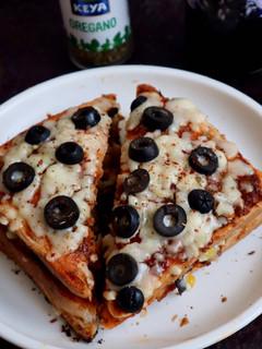 ટ્રીપલ લેયર પીઝા સેન્ડવીચ (Triple Layer Pizza Sandwich recipe in Gujarati) રેસીપી મુખ્ય ફોટો