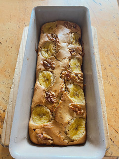 Una foto de Banana bread (pan de plátano) con virutas de chocolate
