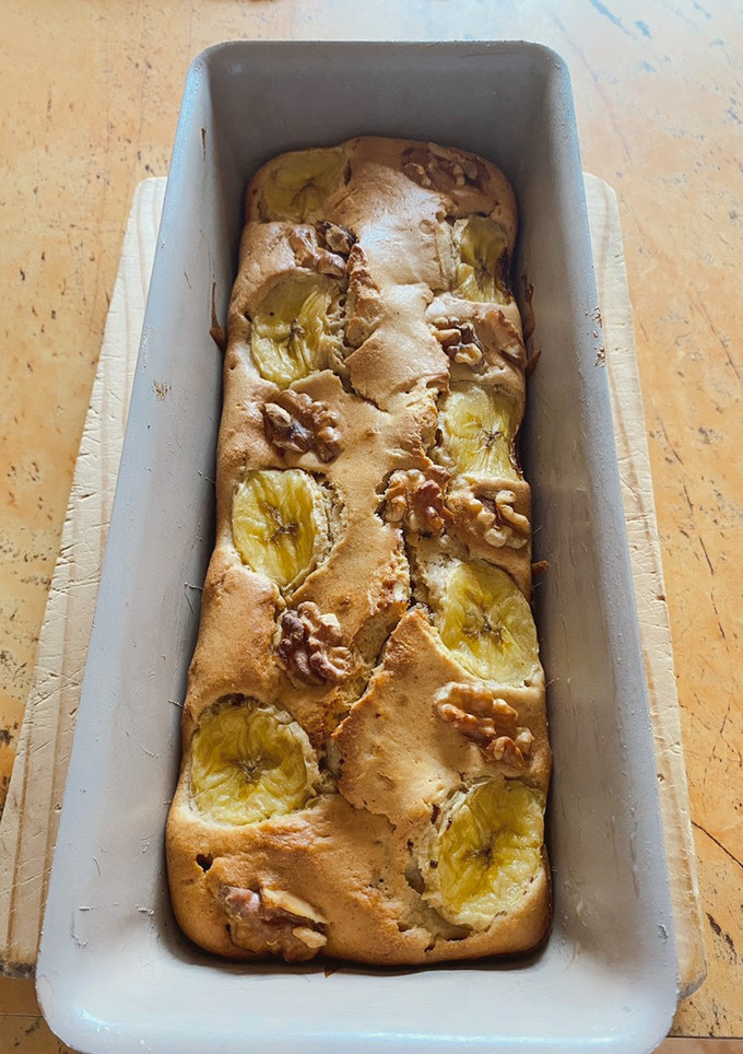 Una foto de Banana bread (pan de plátano) con virutas de chocolate