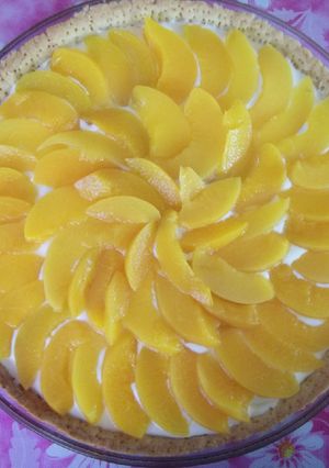 Una foto de Tarta de duraznos, dulce de leche y crema Chantilly 🍑😋