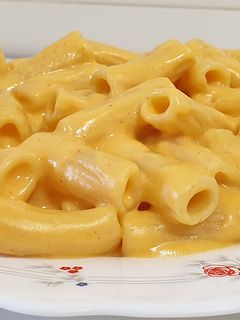 Una foto de Macarrones con salsa cheddar