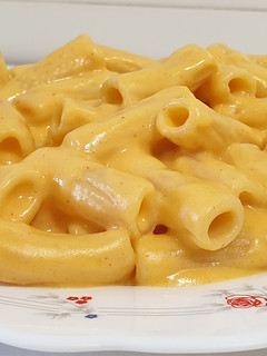Una foto de Macarrones con salsa cheddar