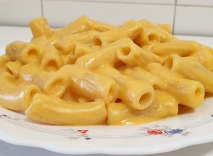 Foto principal de Macarrones con salsa cheddar