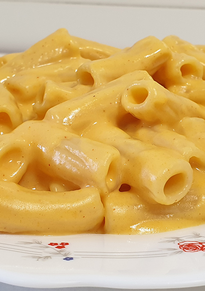Una foto de Macarrones con salsa cheddar