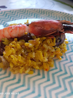 Una foto de Arroz con gambas rojas y setas