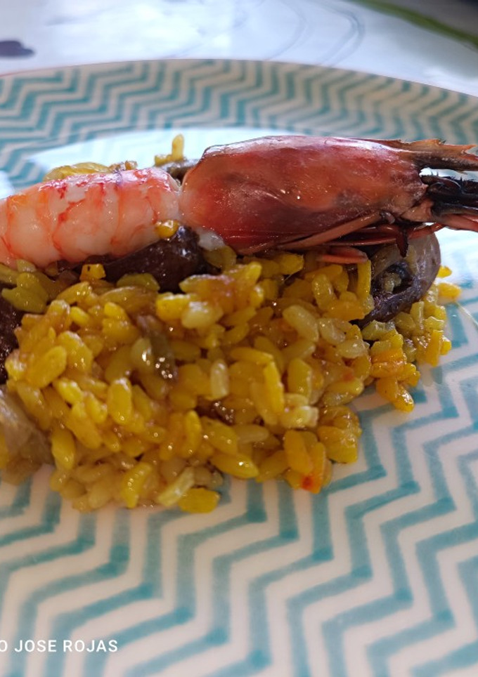 Una foto de Arroz con gambas rojas y setas