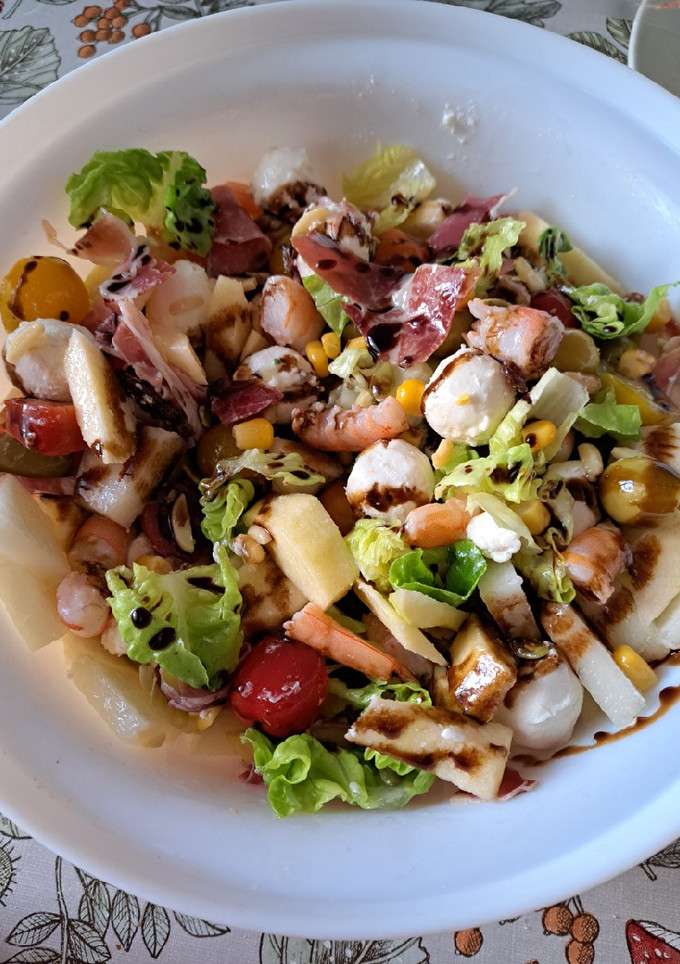 Una foto de Ensalada de frutas con langostinos y jamón serrano