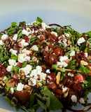 Ensalada de canónigos con queso de cabra, nueces y mermelada de frambuesa