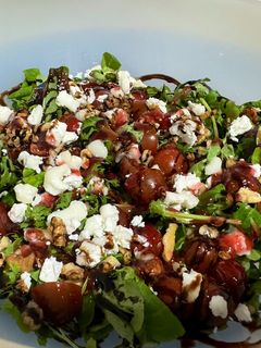 Una foto de Ensalada de canónigos con queso de cabra, nueces y mermelada de frambuesa