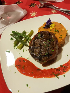 Una foto de Filete miñon acompañado con un puré crocante de zanahoria