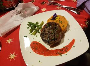 Una foto de Filete miñon acompañado con un puré crocante de zanahoria