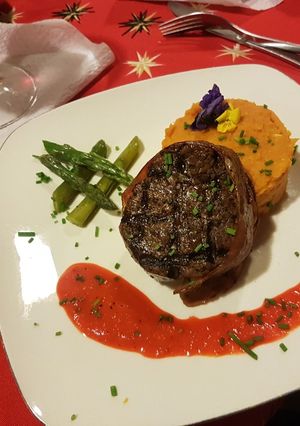 Una foto de Filete miñon acompañado con un puré crocante de zanahoria