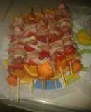 Brochetes de pollo carne y panceta