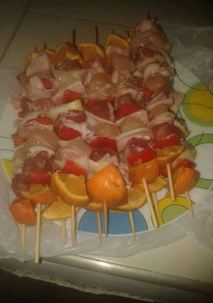 Una foto de Brochetes de pollo carne y panceta
