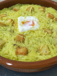 Una foto de Sopa de pollo con fideos, huevo y picatostes