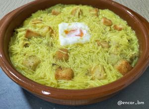 Foto principal de Sopa de pollo con fideos, huevo y picatostes