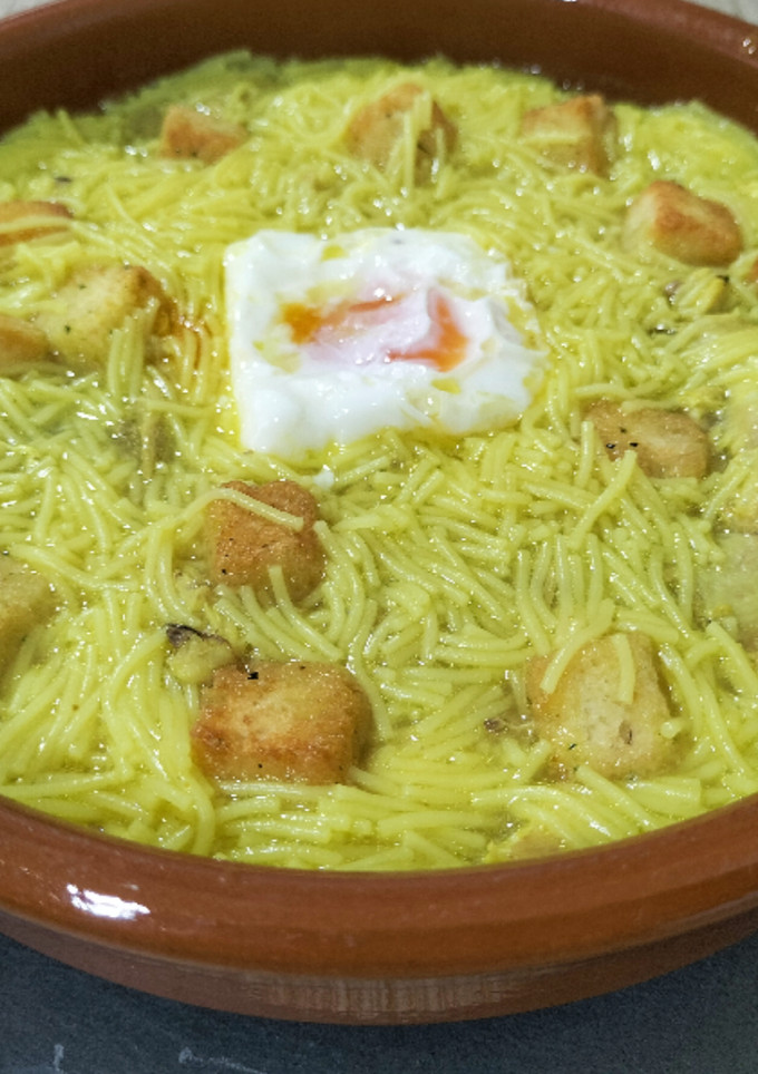 Una foto de Sopa de pollo con fideos, huevo y picatostes