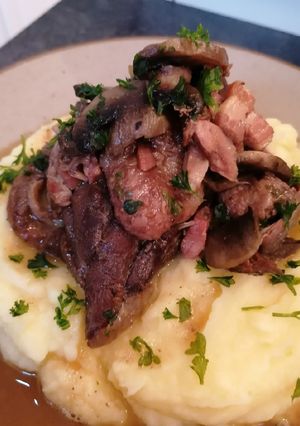 Une photo de Coq au vin et sa purée maison